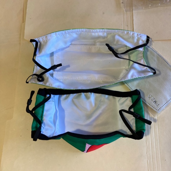 Two Grinch Themed Face Masks New - Picture 2 of 2